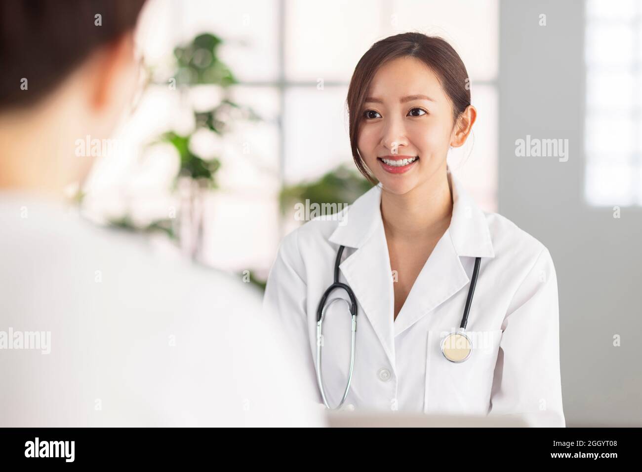 Doctor talking to patient hi-res stock photography and images - Alamy