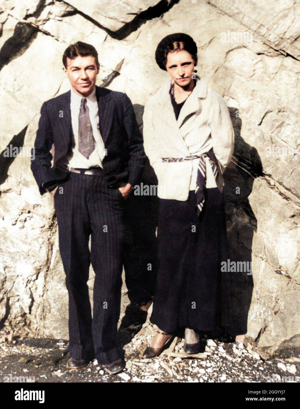 1934 , Arkansas , USA : The famous gangsterns  BONNIE PARKER  ( 1910 - 1934 ) and CLYDE BARROW ( 1909 - 1934 ). Contrary to popular belief the two never married. They were in a long standing relationship . Unknown photographer . DIGITALLY COLORIZED . - OUTLAWS - KILLER - ASSASSINO - delinquente - criminalità organizzata  - GANGSTERN - Bos - CRONACA NERA - CRIMINALE  - hat - cappello ---  Archivio GBB Stock Photo