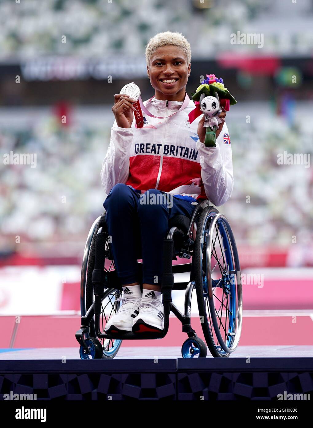 Great Britain's Kare Adenegan with her silver medal after finishing second in the Women's 800m T34 Final at the Olympic Stadium during day eleven of the Tokyo 2020 Paralympic Games in Japan. Picture date: Saturday September 4, 2021. Stock Photo