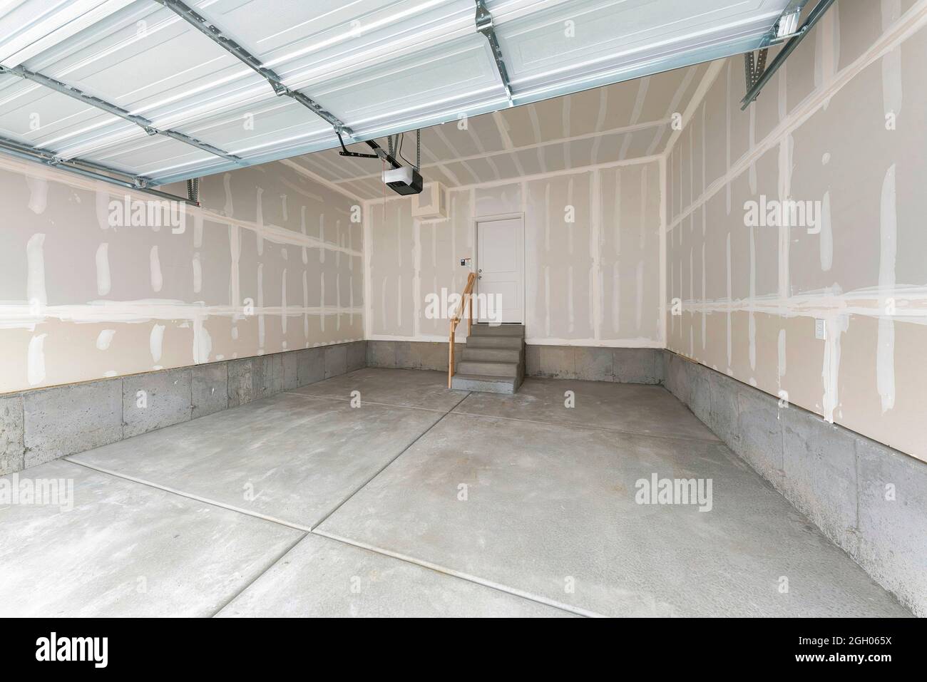 Unfinished garage hi-res stock photography and images - Alamy