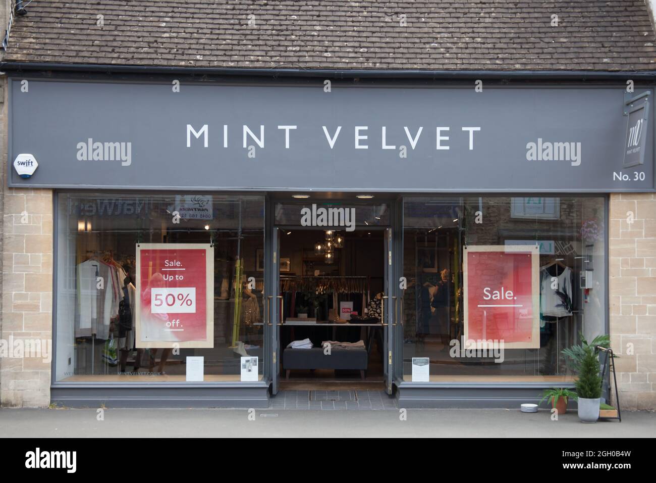 https://c8.alamy.com/comp/2GH0B4W/the-shop-mint-velvet-in-witney-uk-2GH0B4W.jpg