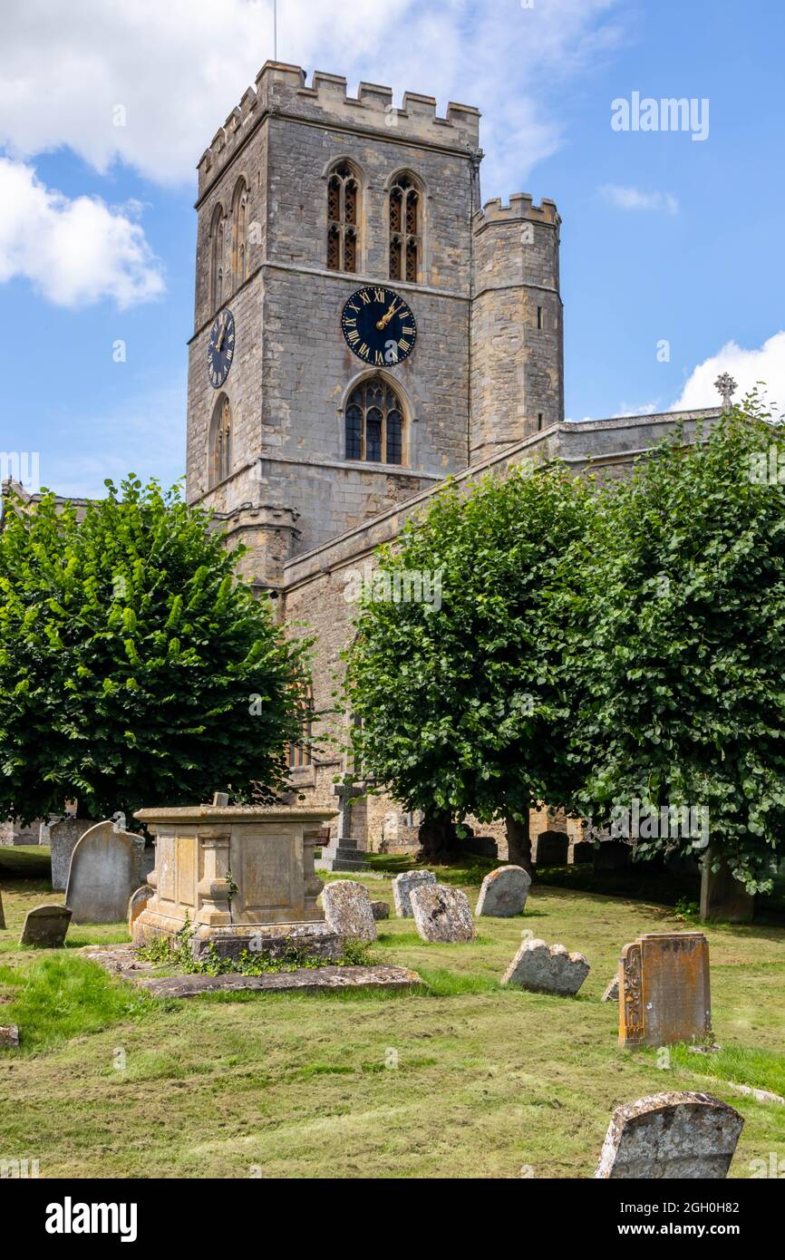 Graveyard and St Mary's Church, Thame, Oxfordshire, England, UK Stock Photo