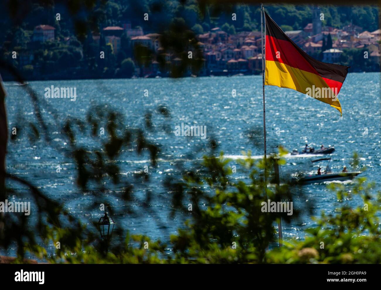 Die deutsche Flagge weht am Comer See in Italien. Stock Photo