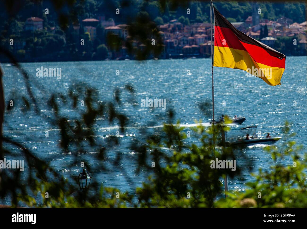 Die deutsche Flagge weht am Comer See in Italien. Stock Photo