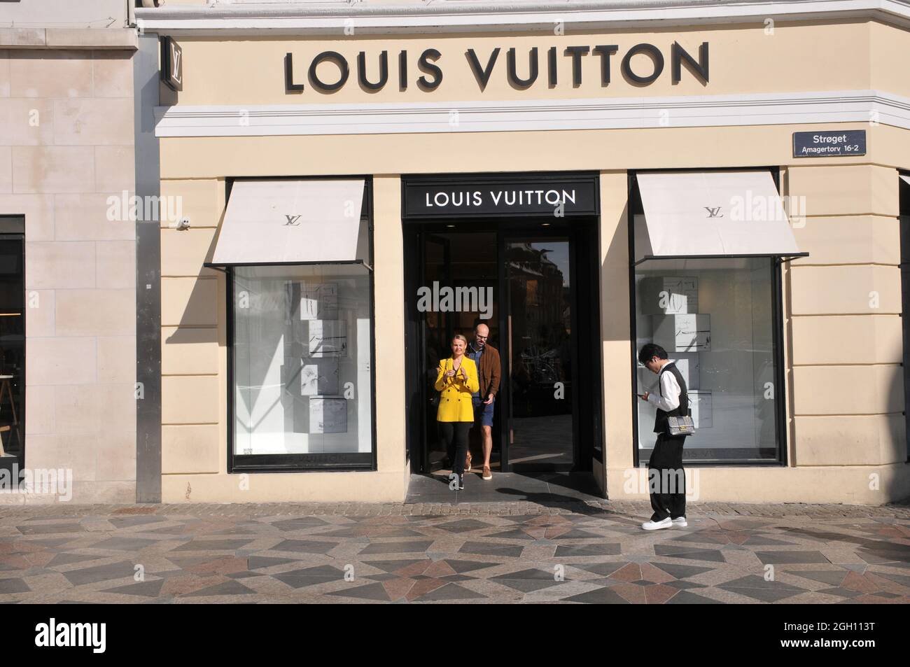Denmark. 04 September 2021, Shoppers waiting at Louis Vuitton dueto social distancing in store due to covid-19 health issue. Stock Photo - Alamy