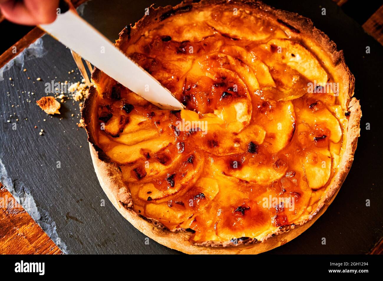 Knife cutting a homemade Apple Pie Stock Photo Alamy