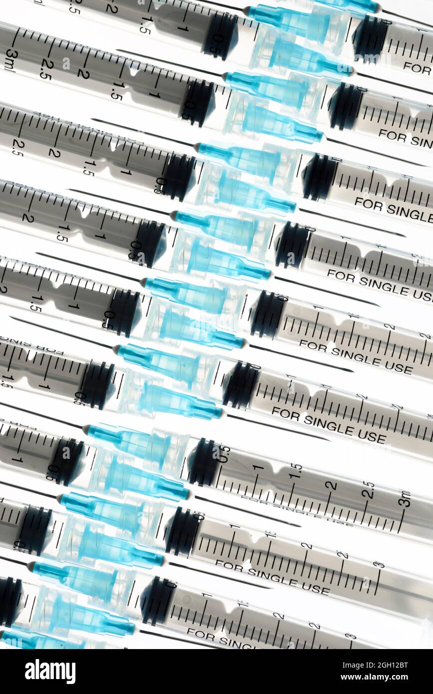 Row blue syringes hi-res stock photography and images - Alamy
