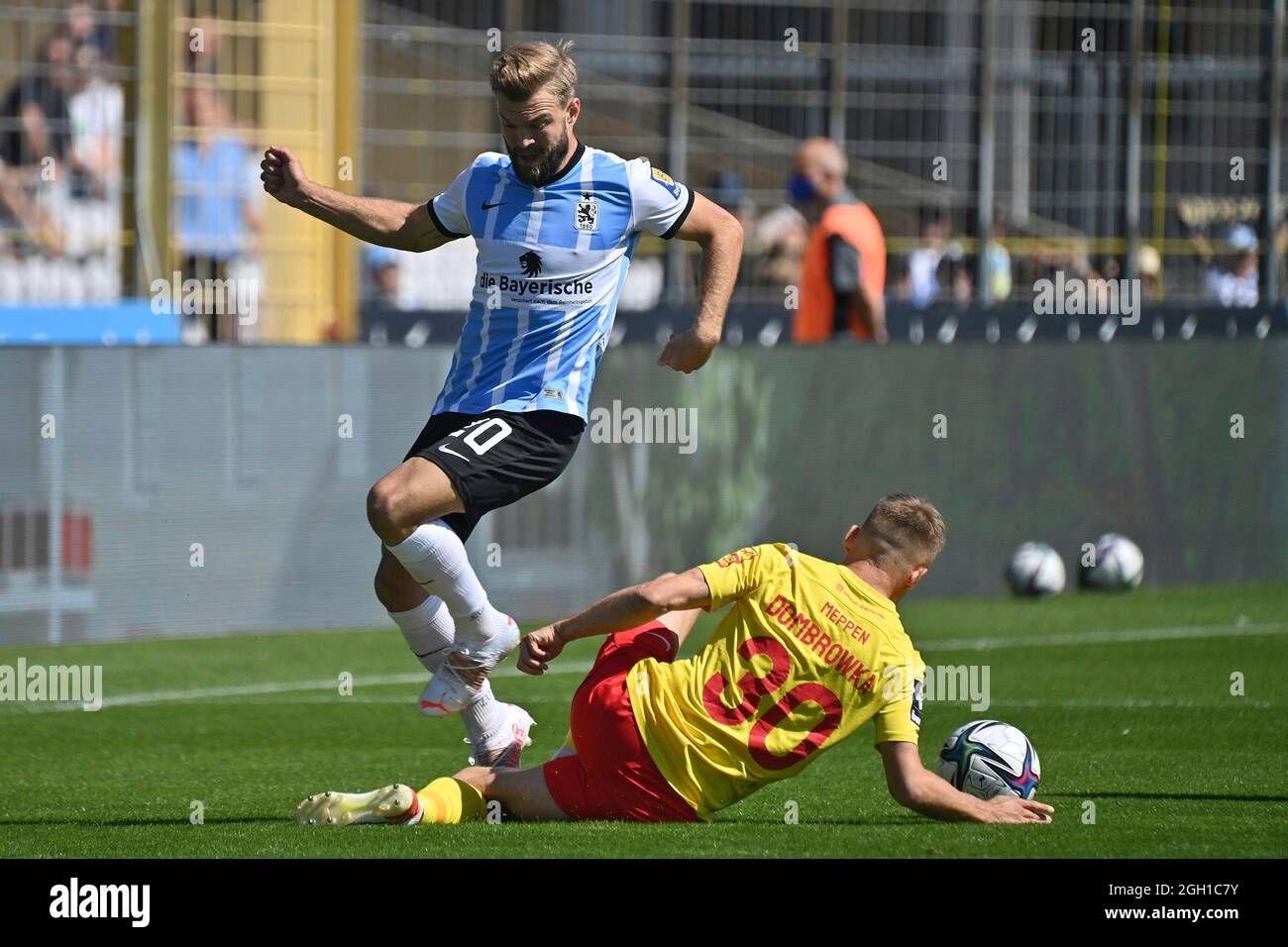 from right: MARCEL BAER (1860 MUENCHEN), YANNICK DEICHMANN (1860 MUENCHEN),  action, duels versus KENNETH SCHMIDT (SC FREIBURG II). Soccer 3rd league,  Liga3, TSV Munich 1860-SC Freiburg II 6-0 on 10/30/2021 in Muenchen