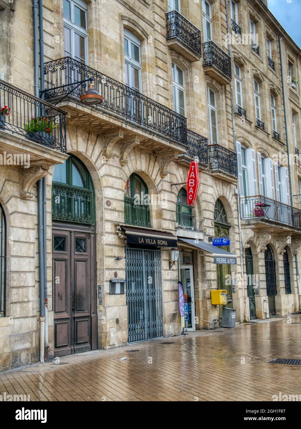 Bordeaux apartments hi-res stock photography and images - Alamy