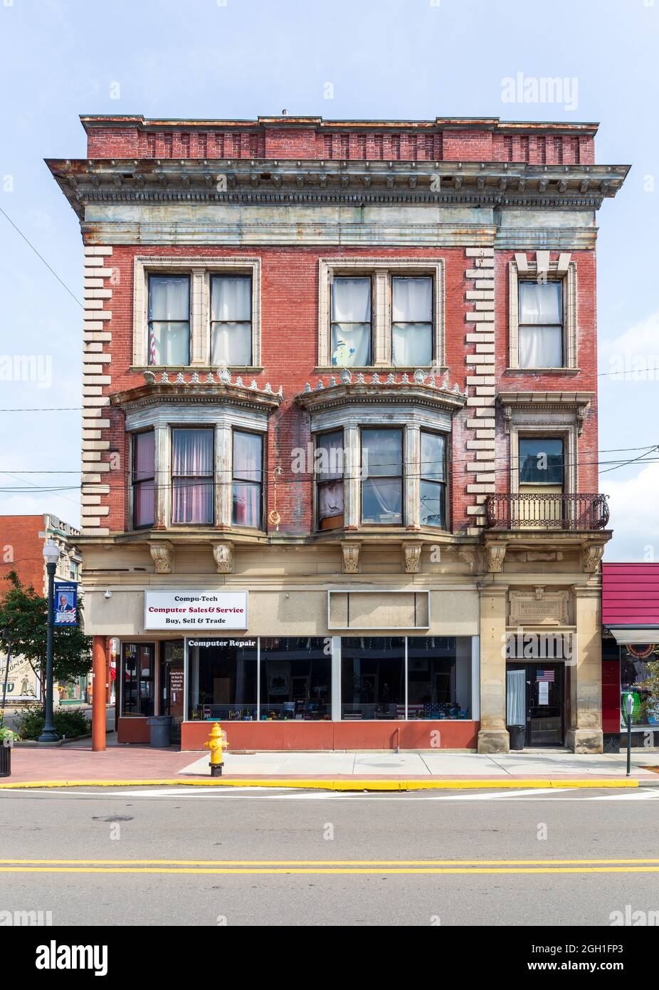 BRADFORD, PA, USA-13 AUGUST 2021: The Schonblom building, an old 3 story structure built in 1901, currently housing a computer tech store. Stock Photo