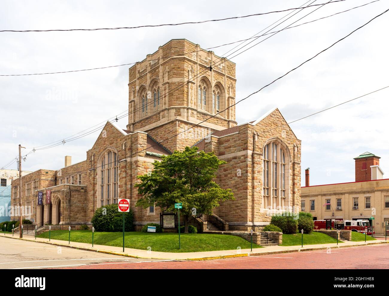 BRADFORD, PA, USA-13 AUGUST 2021: First United Methodist Church, corner view of imposing rock structure. Stock Photo