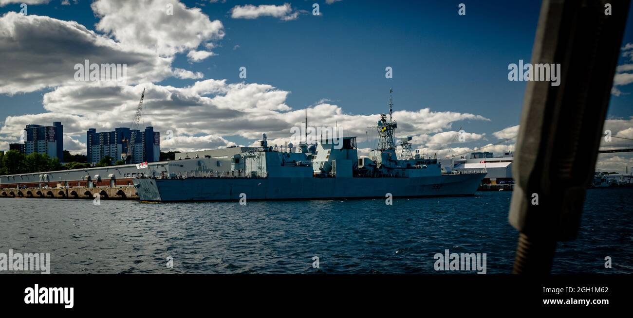 HMCS Ville de Québec (FFH 332) Stock Photo