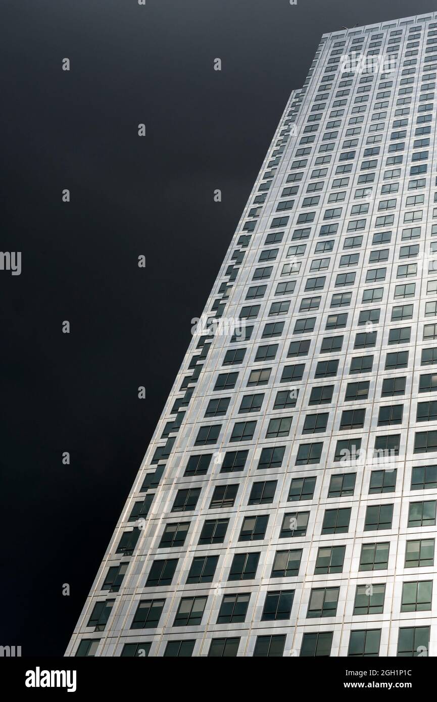 One Canada Square, Canary Wharf, London photographed against a stormy sky. The 50 storey tower was completed in 1991 and at 235 m (770 feet) is the th Stock Photo