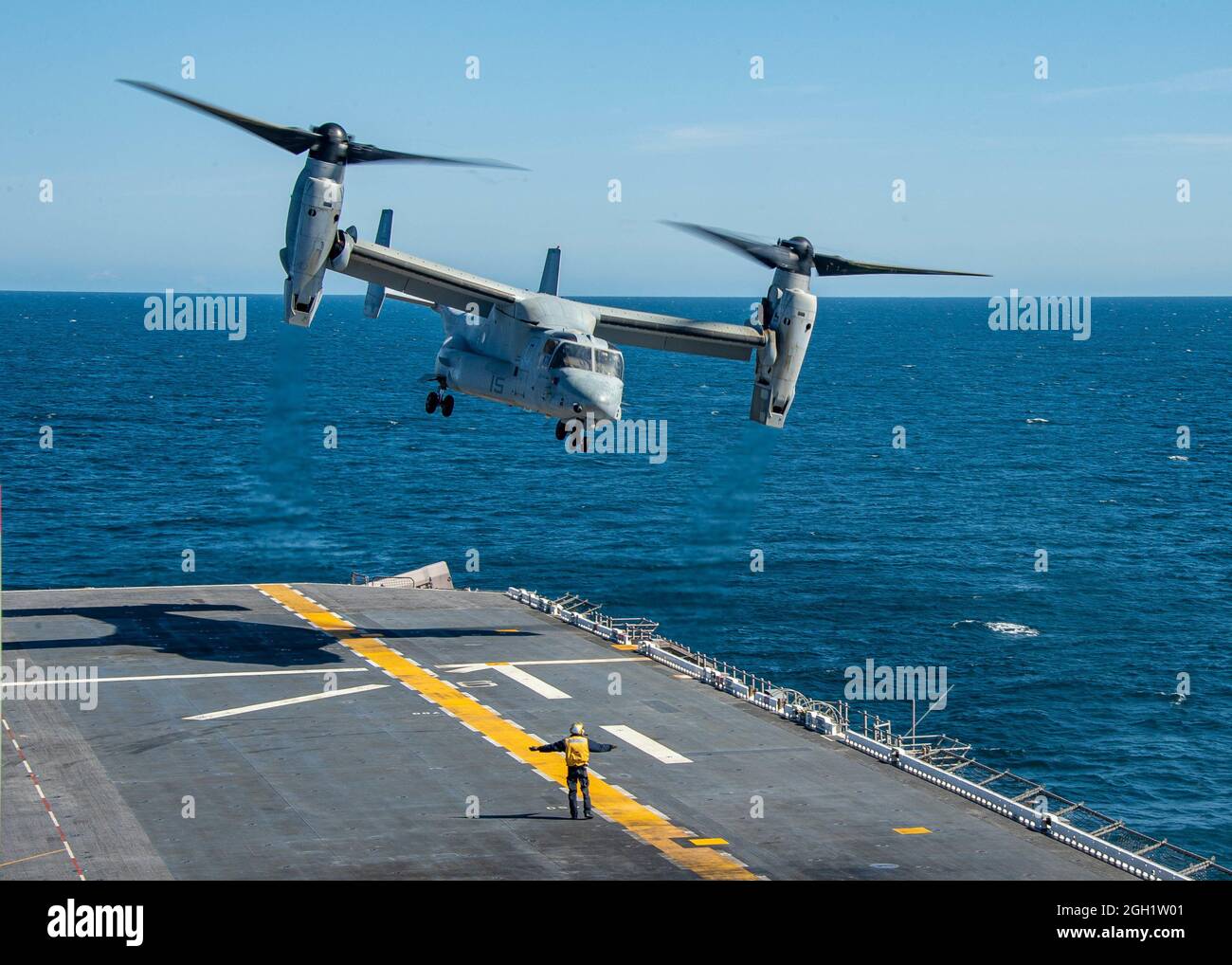 PACIFIC OCEAN (March 21, 2021) An MV-22 Osprey tiltrotor aircraft attached to Marine Medium Tiltrotor Squadron (VMM) 165 (Reinforced), 11th Marine Exp Stock Photo