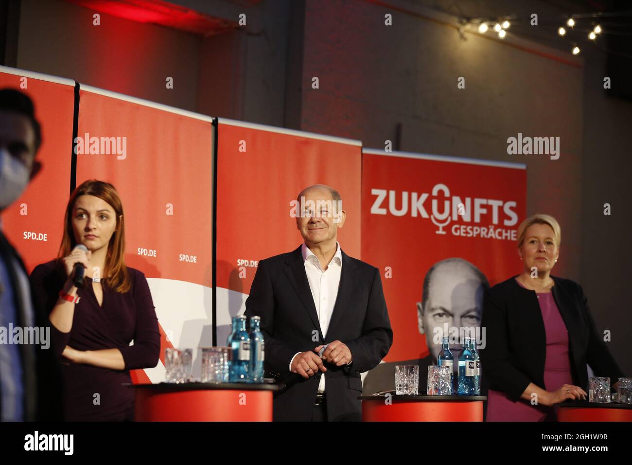 Berlin, Germany. 03rd Sep, 2021. Berlin-Treptow: The photo shows the chancellor candidate Olaf Scholz and the mayoral candidate Franziska Giffey on the stage in the garden of the Zenner restaurant in Berlin Treptow (Photo by Simone Kuhlmey/Pacific Press) Credit: Pacific Press Media Production Corp./Alamy Live News Stock Photo