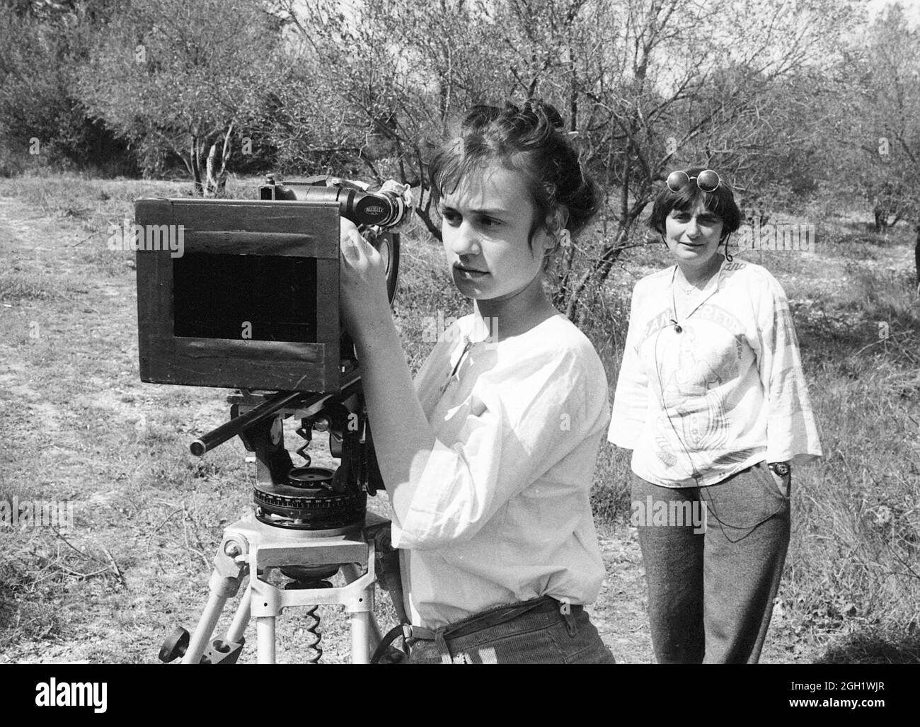 AGNES VARDA and SANDRINE BONNAIRE in VAGABOND (1985) -Original title: SANS  TOIT NI LOI-, directed by AGNES VARDA. Credit: Films A2 / Ciné Tamaris /  Album Stock Photo - Alamy