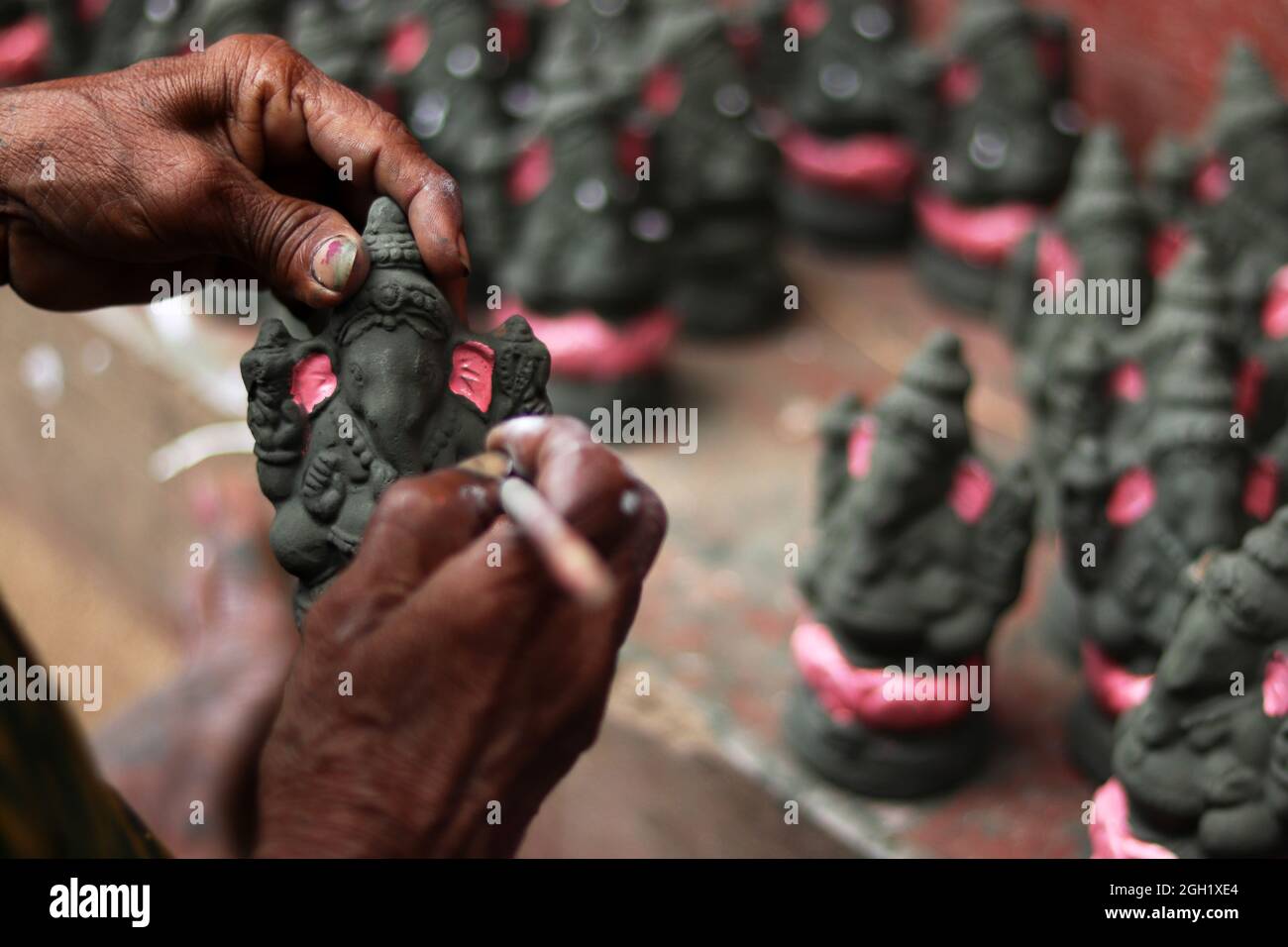 Chennai, Tamil Nadu, India. 4th Sep, 2021. An Indian artist gives the