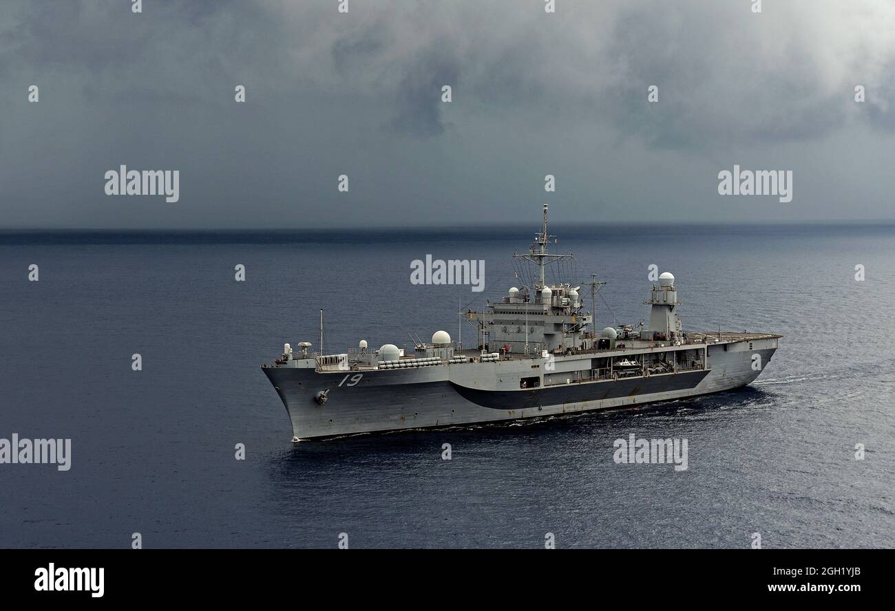 SOUTH CHINA SEA (April 27, 2019) The U.S. 7th Fleet flagship USS Blue Ridge (LCC 19) transits the South China Sea. Blue Ridge is the oldest operationa Stock Photo
