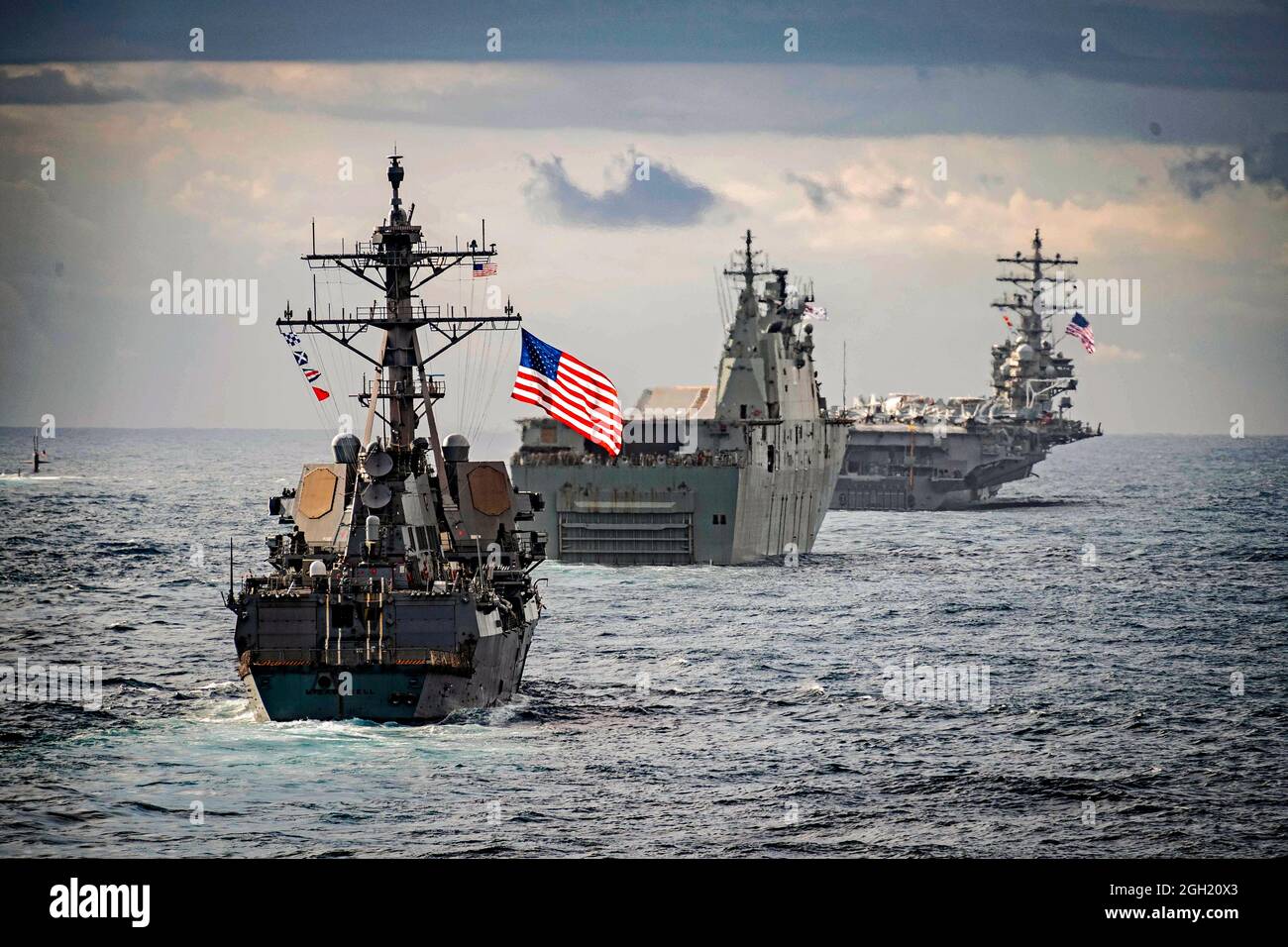 TASMAN SEA (July 11, 2019) The Arleigh Burke-class guided-missile destroyer USS McCampbell (DDG 85), the Royal Australian Navy Canberra-class landin Stock Photo