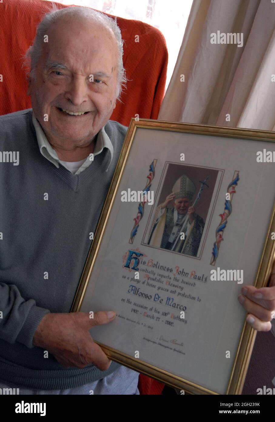 107 YEAR OLD ALFONSO DE MARCO WHO HAS LIVED AT THE SAME HOUSE FOR 100 YEARS  WITH THE BIRTHDAY GREETING FROM THE POPE SENT ON HIS 100TH BIRTHDAY IN 2002 PIC MIKE WALKER, 2009 Stock Photo