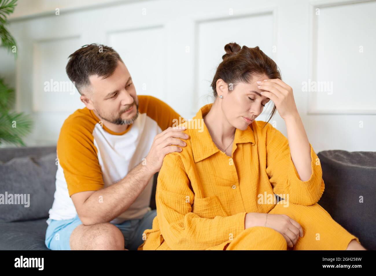 Man and woman talk serious hi-res stock photography and images - Alamy