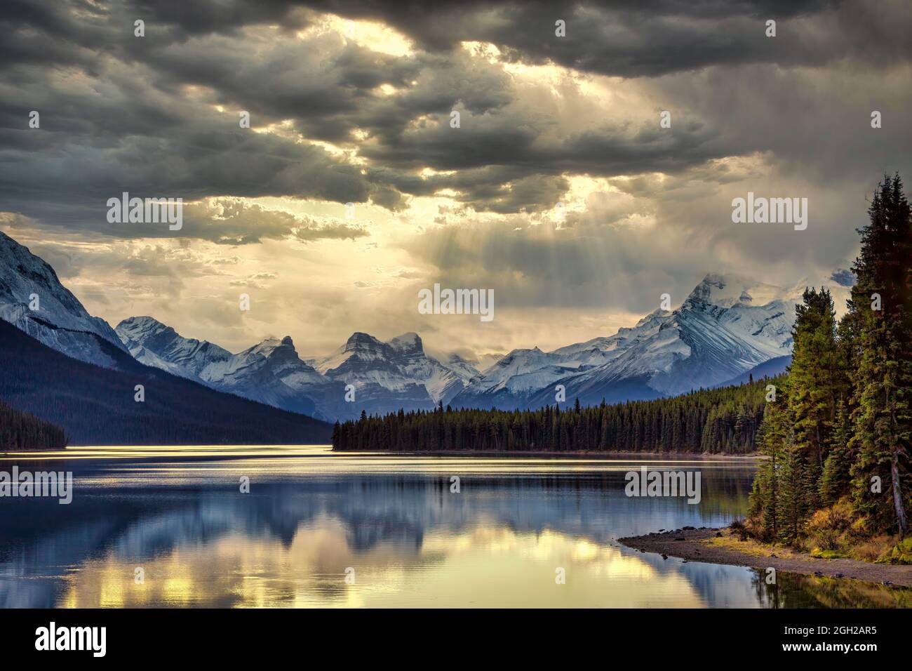Maligne Lake Alberta Canada Stock Photo Alamy maligne-lake-alberta-canada-stock-photo-alamy