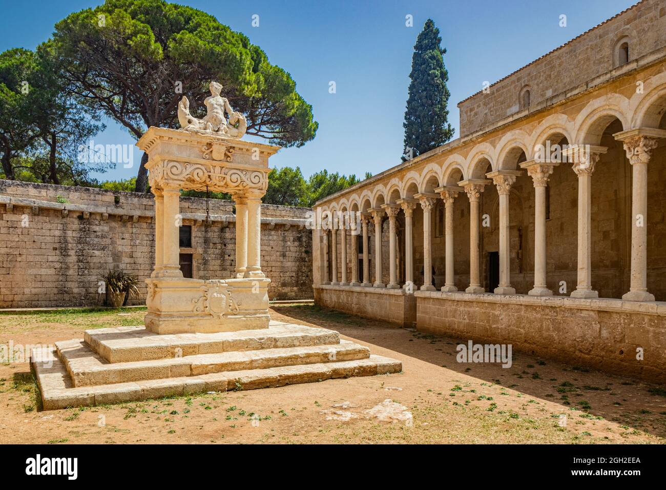 August 10, 2021 - Abbey of Santa Maria a Cerrate, Puglia, Salento, Lecce - Ancient Romanesque church, heritage of the FAI. The well and the portico wi Stock Photo