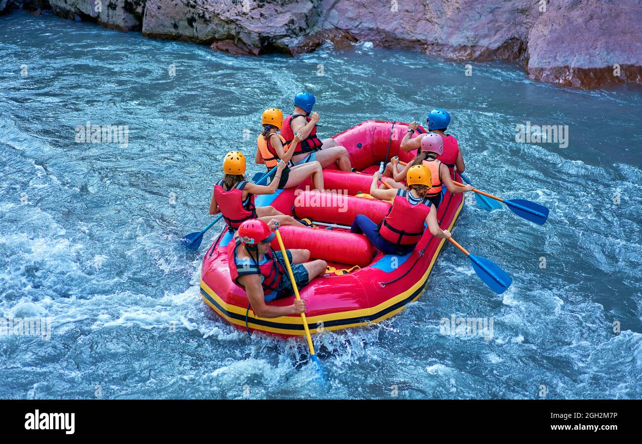Whitewater rafting on tara river hi-res stock photography and images ...