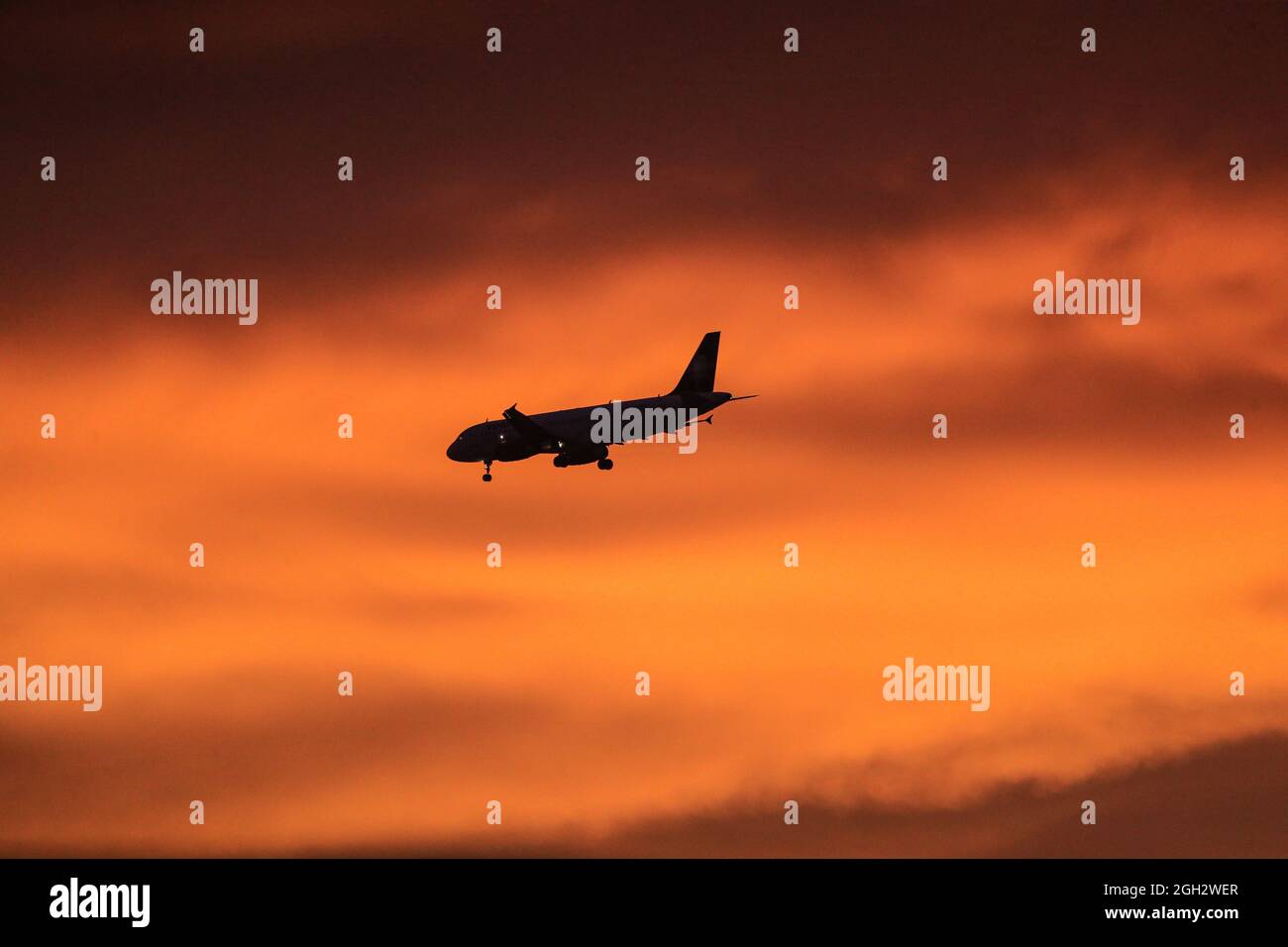 Plane arriving at sunset in Hermosillo Sonora, Mexico.. Avion arribando ...