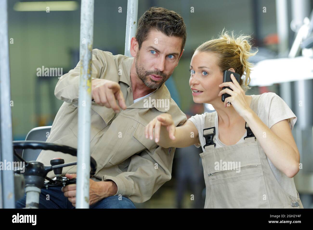 Warehouse workers working together hi-res stock photography and images ...