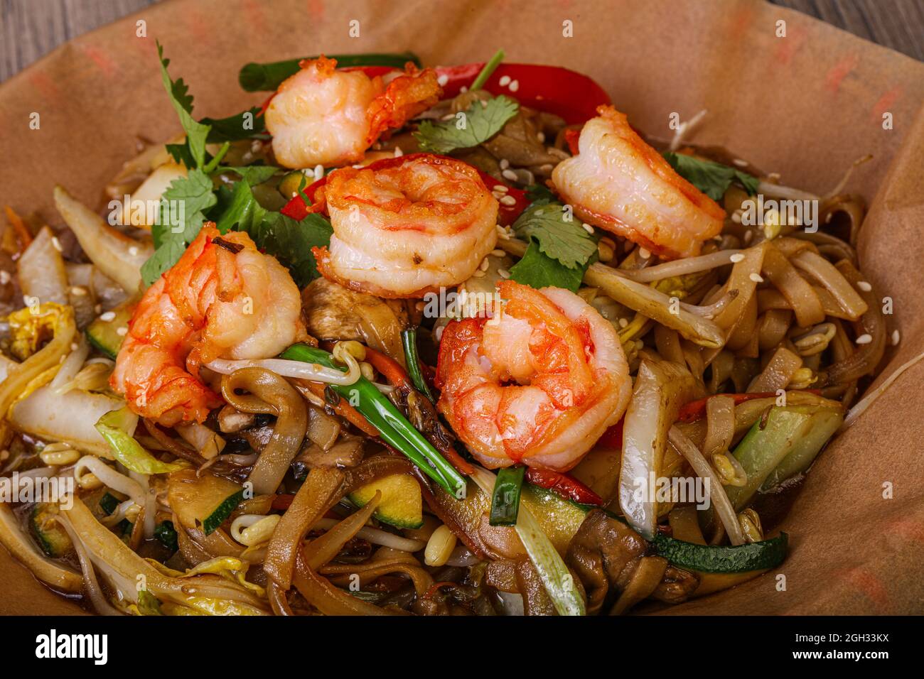 Asian cuisine - Wok with prawn and vegetables Stock Photo - Alamy