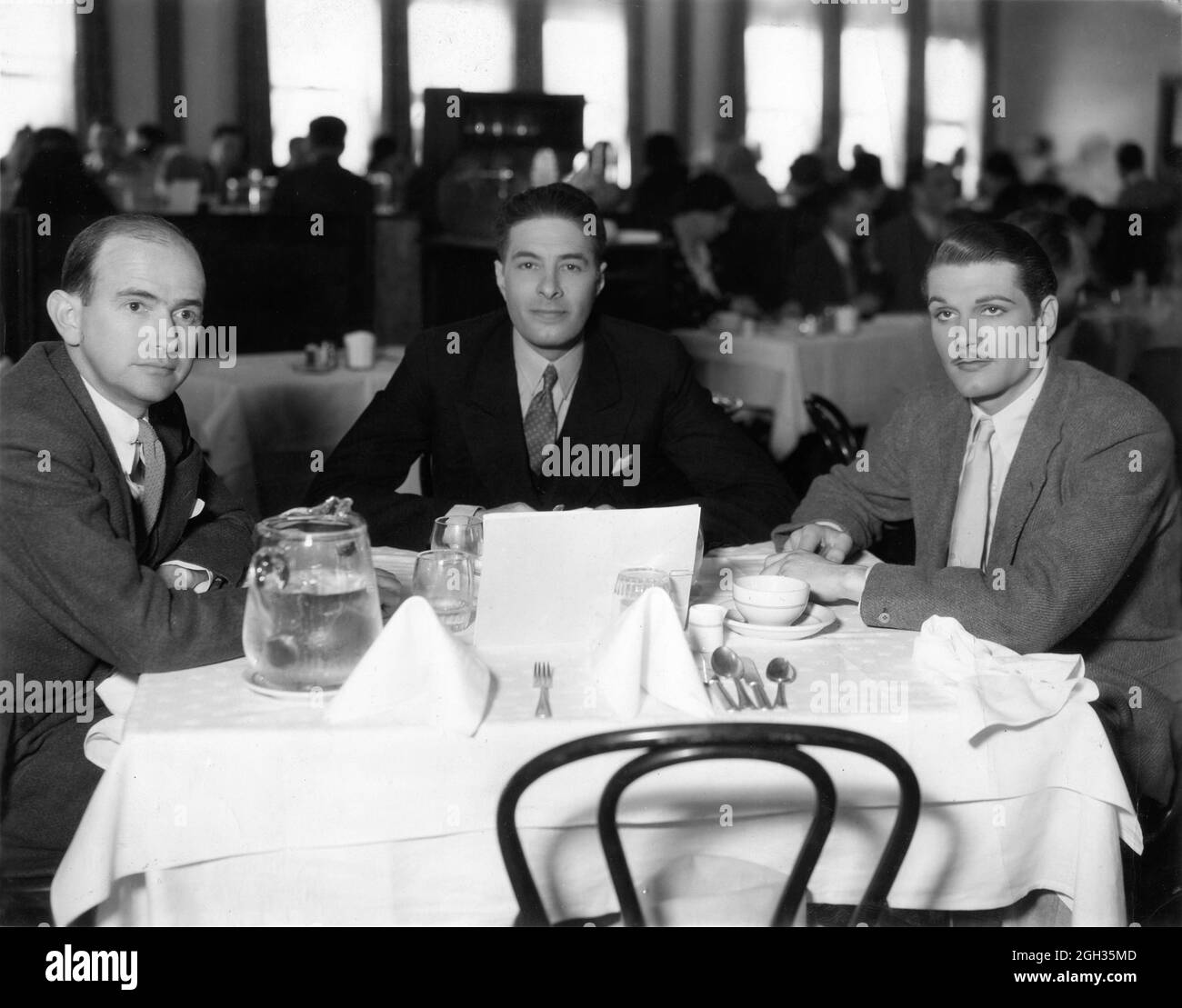 Story Editor KENNETH MacGOWAN and co-stars IRVING PICHEL and LAURENCE OLIVIER lunching at the Studio Cafe during a break in filming of  WESTWARD PASSAGE 1932 director ROBERT MILTON story Margaret Ayer Barnes costume design Josette De Lima musical director Max Steiner executive producer David O. Selznick RKO Pathe Pictures Stock Photo