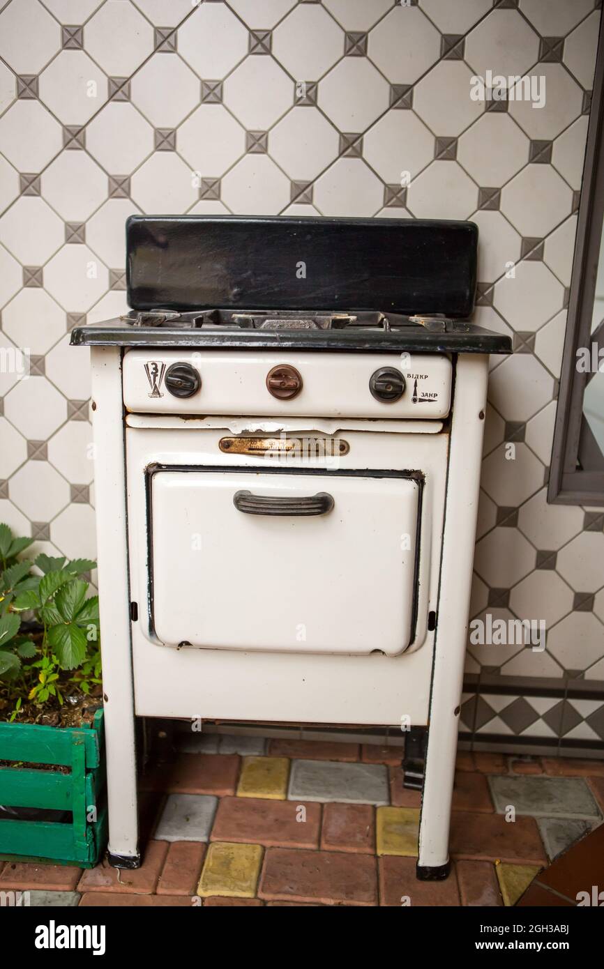 Old gas cooker hi-res stock photography and images - Alamy