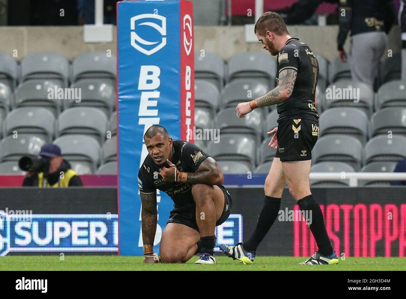 Manu Ma'u (12) of Hull FC shows his disappointment after sudden death extra time Stock Photo Alamy