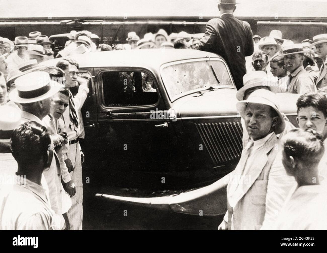 1934 , 23 may , Bienville Parish , Louisiana , USA : The death car of famous gangsterns  BONNIE PARKER  ( 1910 - 1934 ) and CLYDE BARROW ( 1909 - 1934 ) surrended by crowds . The car was towed into town after the ambush . Contrary to popular belief the two never married. They were in a long standing relationship.  The 1932 Ford V8 automobile where  Bonnie and Clyde dead in May 23, 1934 . Unknown photographer . - OUTLAWS - KILLER - ASSASSINO - delinquente - criminalità organizzata  - GANGSTERN - Bos - CRONACA NERA - CRIMINALE - car - automobile - crivellamento di proiettili - folla - gente - pe Stock Photo
