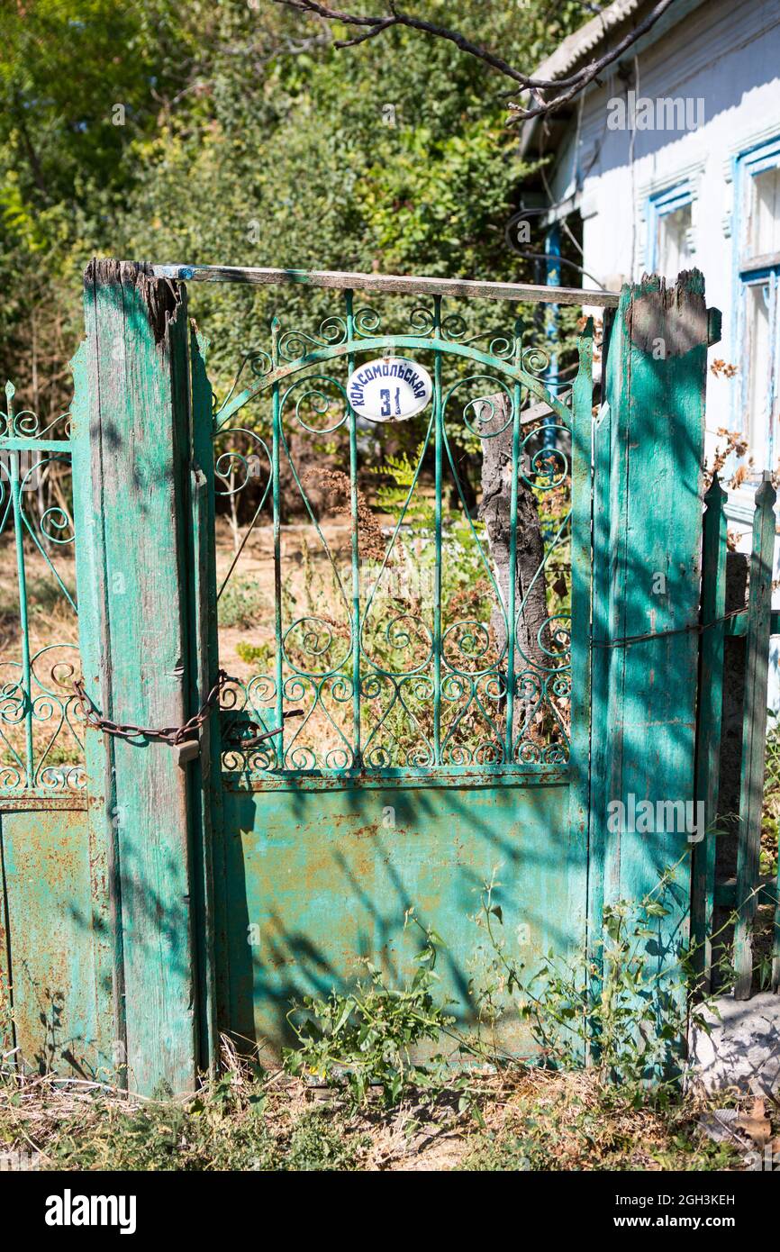 Broken garden gate hires stock photography and images Alamy