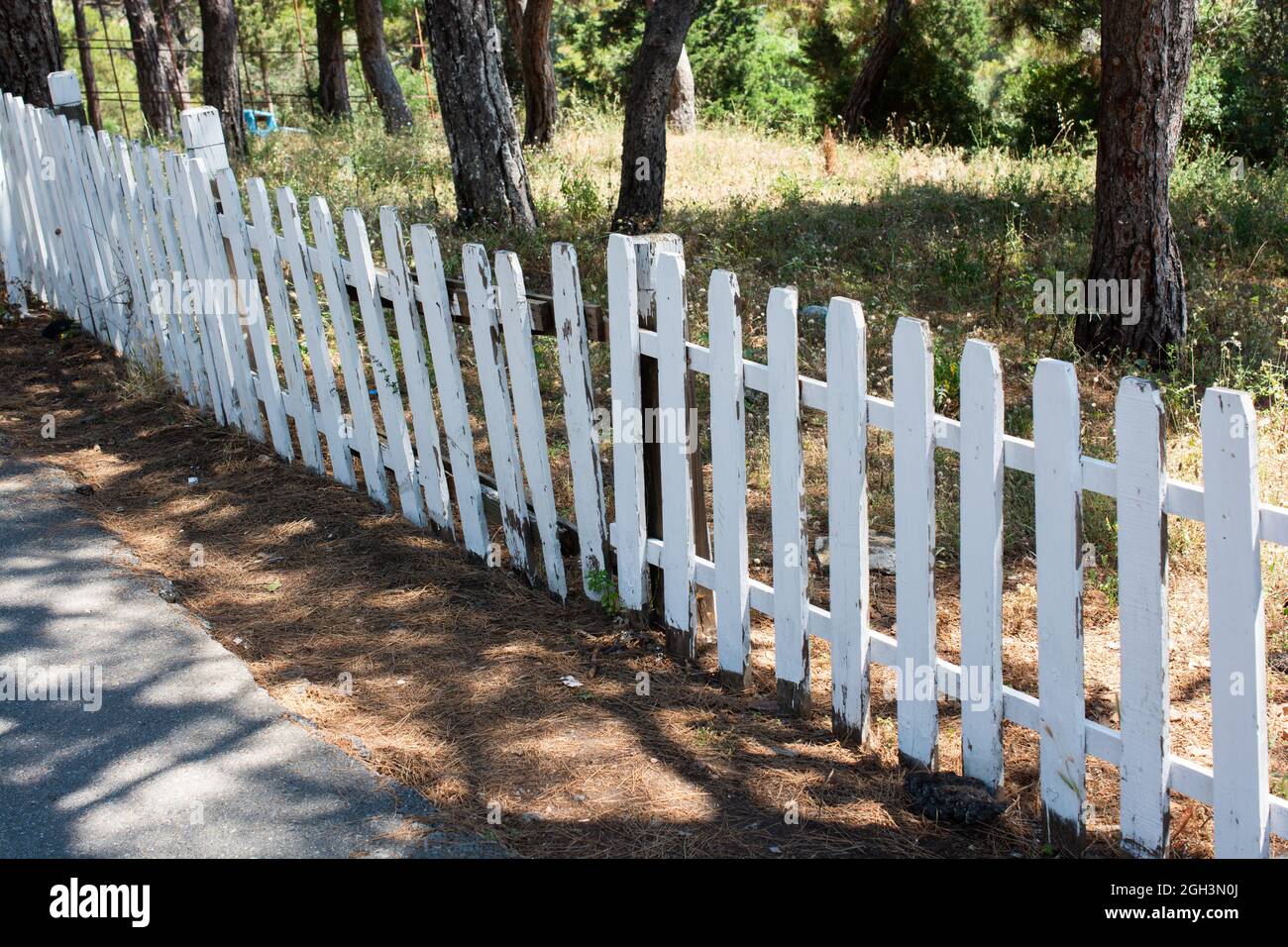 Old white fence hi-res stock photography and images - Alamy