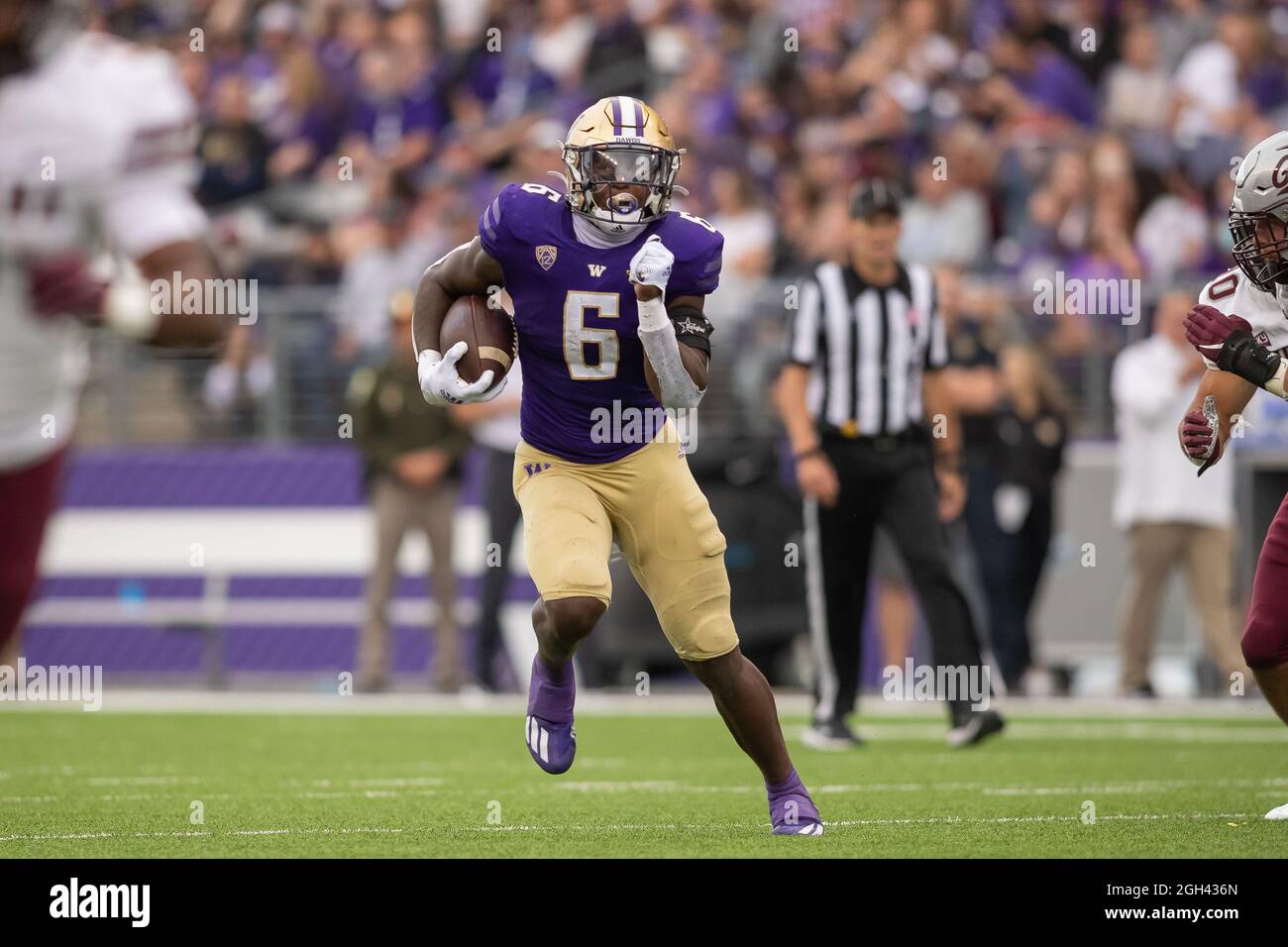 Washington Huskies running back Richard Newton (6) runs with the ball during the second quarter of an NCAA college football game against the Montana G Stock Photo