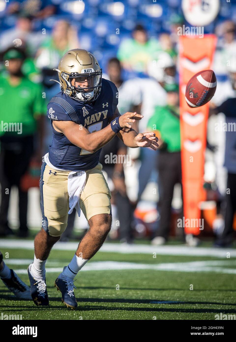 September 4, 2021: Navy Midshipmen quarterback Xavier Arline (7) opts to pitch the ball during the regular season opening game between the Marshall Thundering Herd and the Navy Midshipmen at Navy-Marine Corps Memorial Stadium in Annapolis, Maryland Photographer: Cory Royster Stock Photo