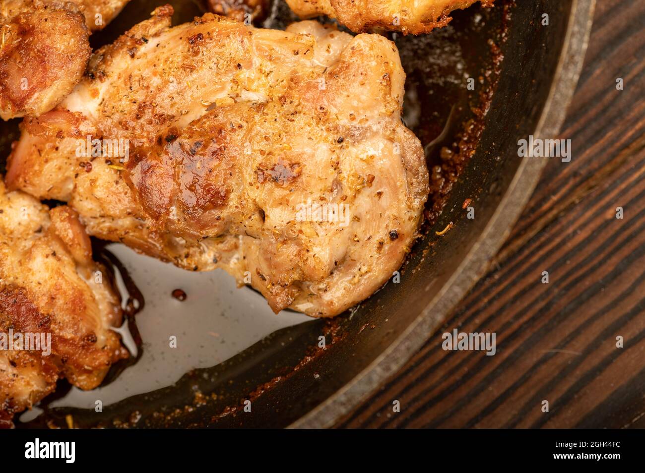 Fried pieces of meat in a frying pan, close-up, selective focus Stock ...