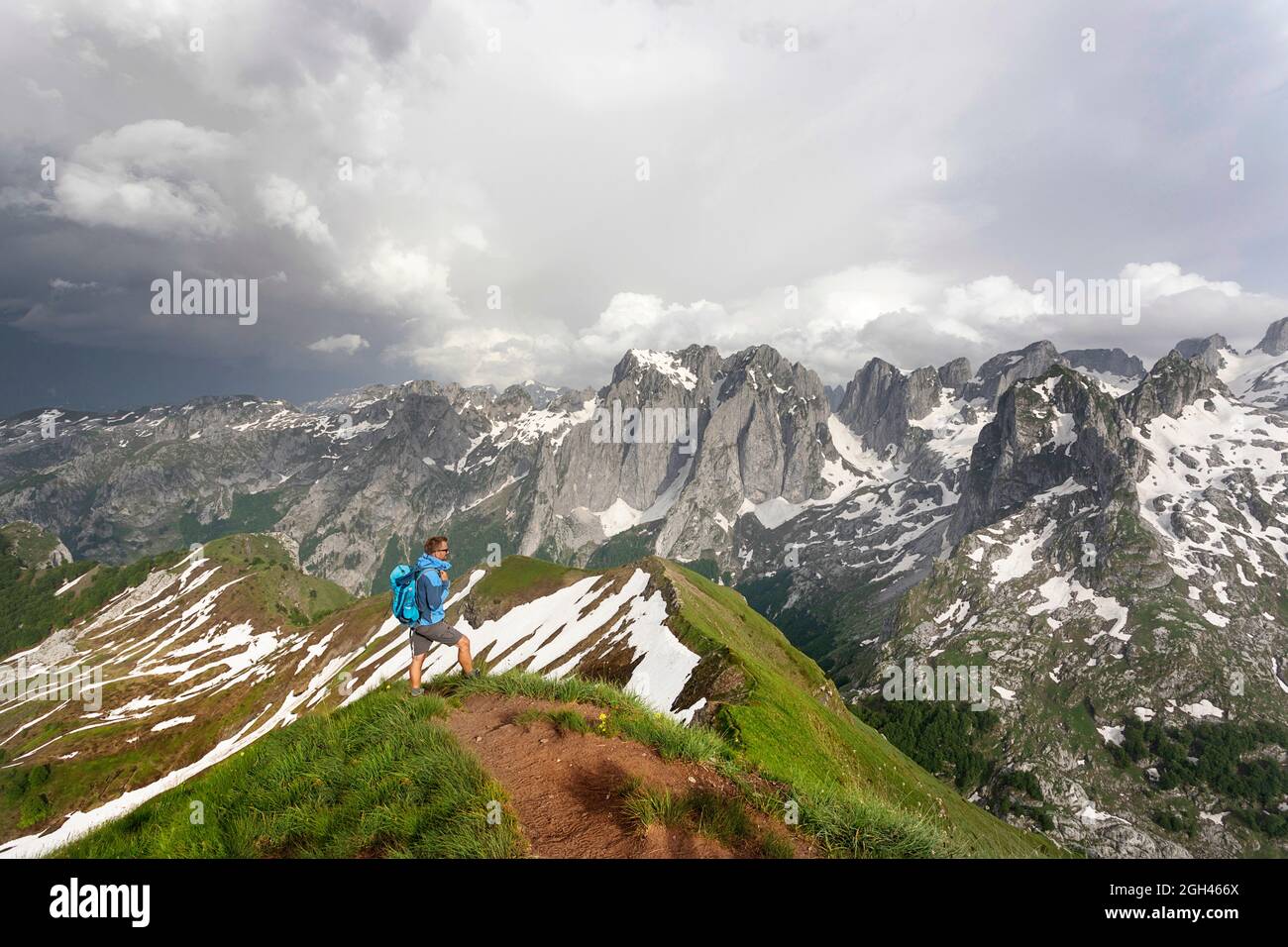 Aerial view hikers standing on hi-res stock photography and images - Alamy
