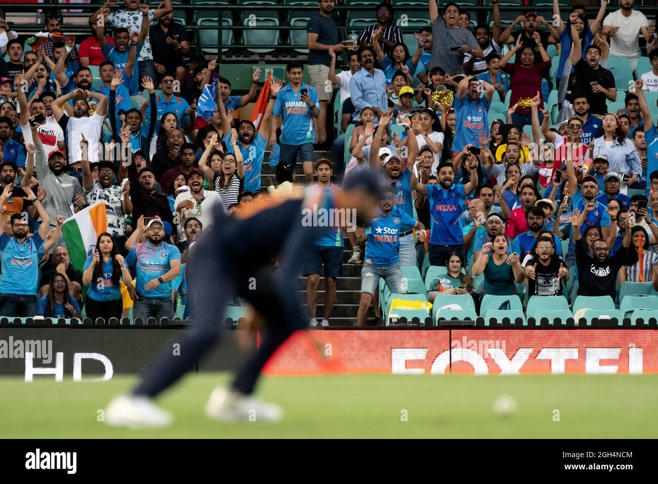 Sydney, Australia, 6 December, 2020. Indian crowd react to Virat Kohli of India dropping a catch during the Dettol T20 Series cricket match between Australia and India at the Sydney Cricket Ground on December 07, 2020 in Sydney, Australia. Credit: Steven Markham/Speed Media/Alamy Live News Stock Photo