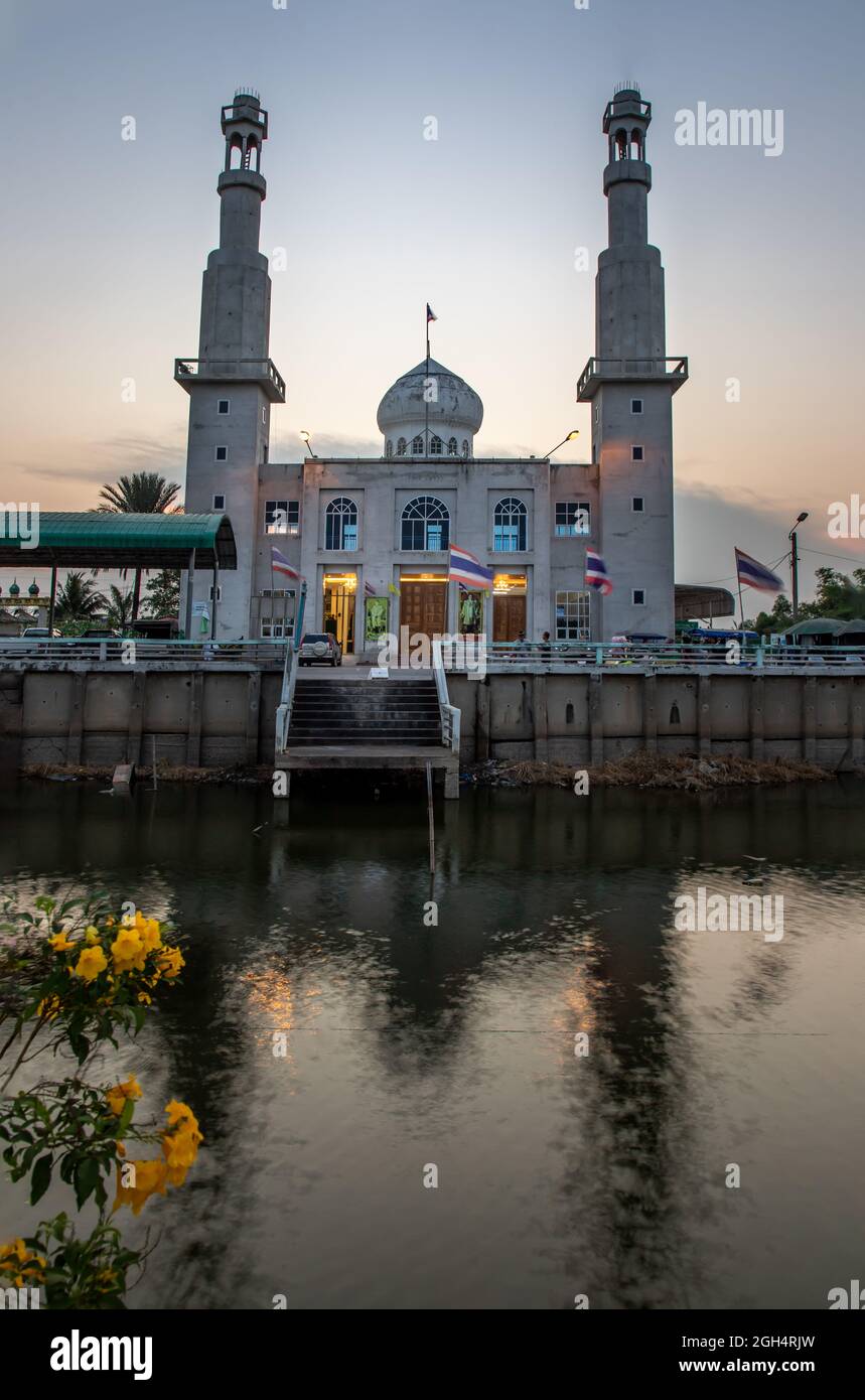 Pathum Thani, Thailand - Mar 21, 2020 : Beautiful of Ali Spakiroy Lamsanun Mosque (Saarleyis Sakiroi Lumsanun Mosque) in traditional Islamic architect Stock Photo