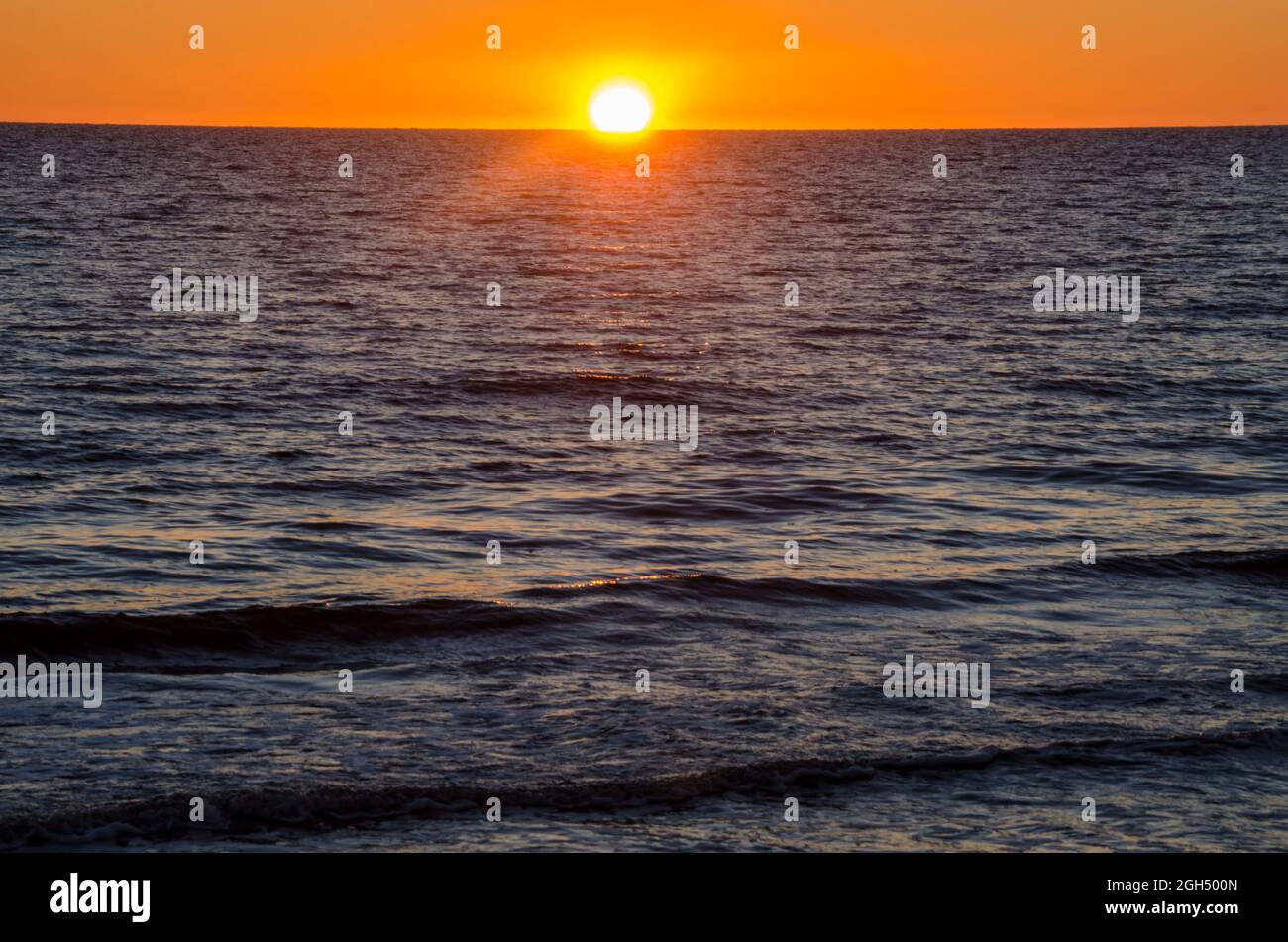 Sun sets in the sea hi-res stock photography and images - Alamy
