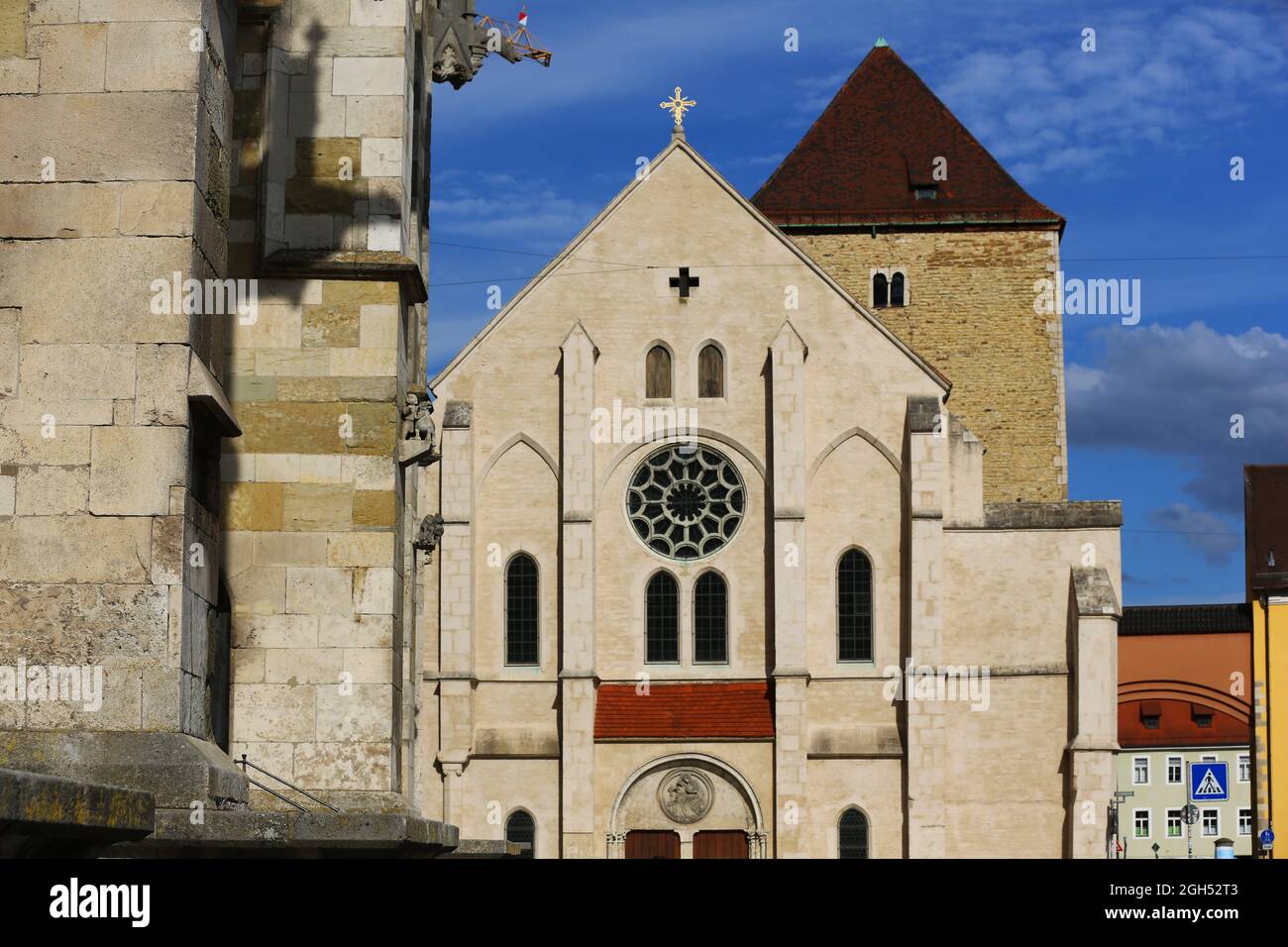Regensburg, Dom oder Kathedrale oder Kirche mit gotischer Architektur ...