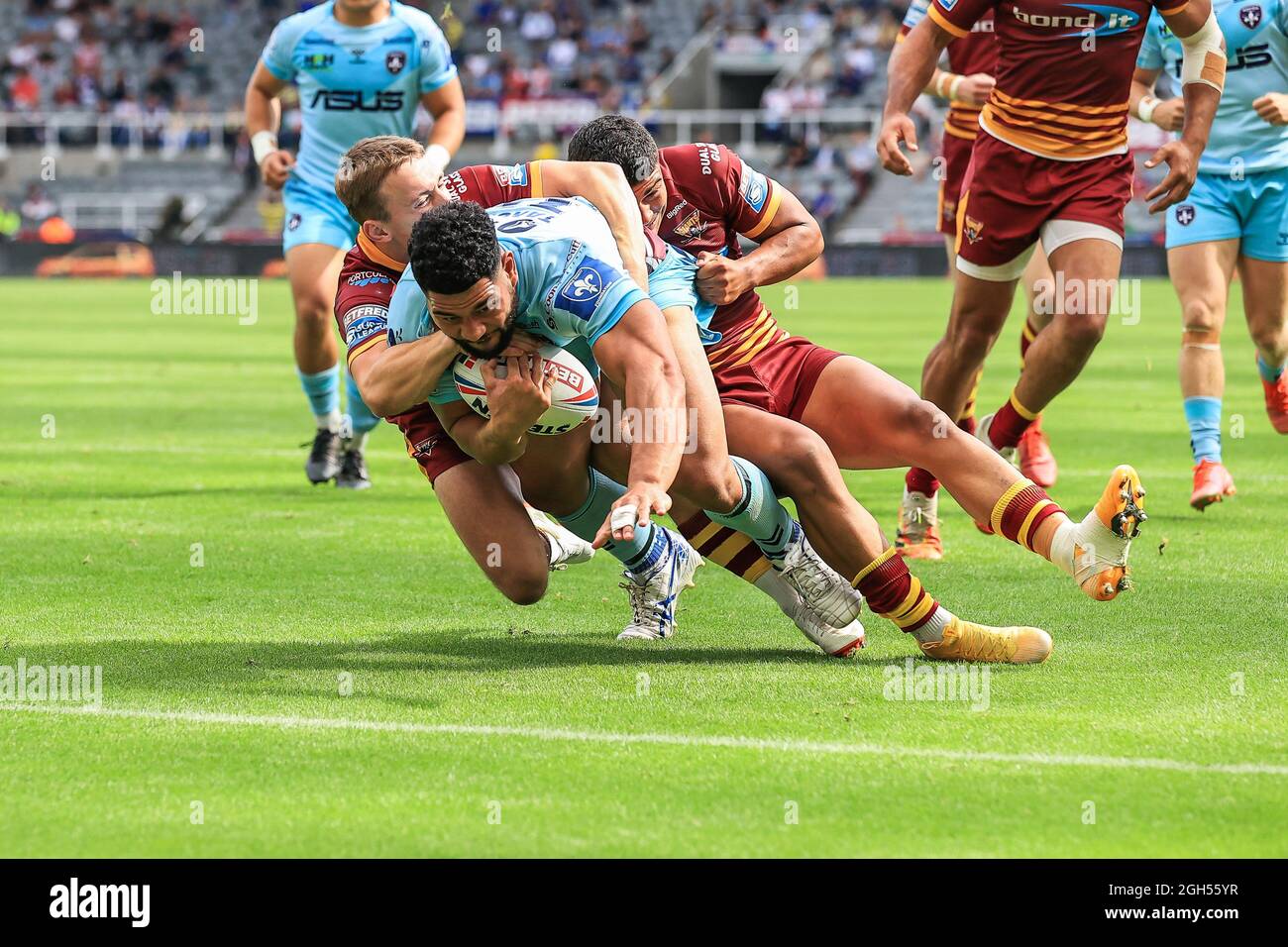 Kelepi Tanginoa (12) of Wakefield Trinity goes over for a try in, on 9/5/2021. (Photo by Mark Cosgrove/News Images/Sipa USA) Credit: Sipa USA/Alamy Live News Stock Photo