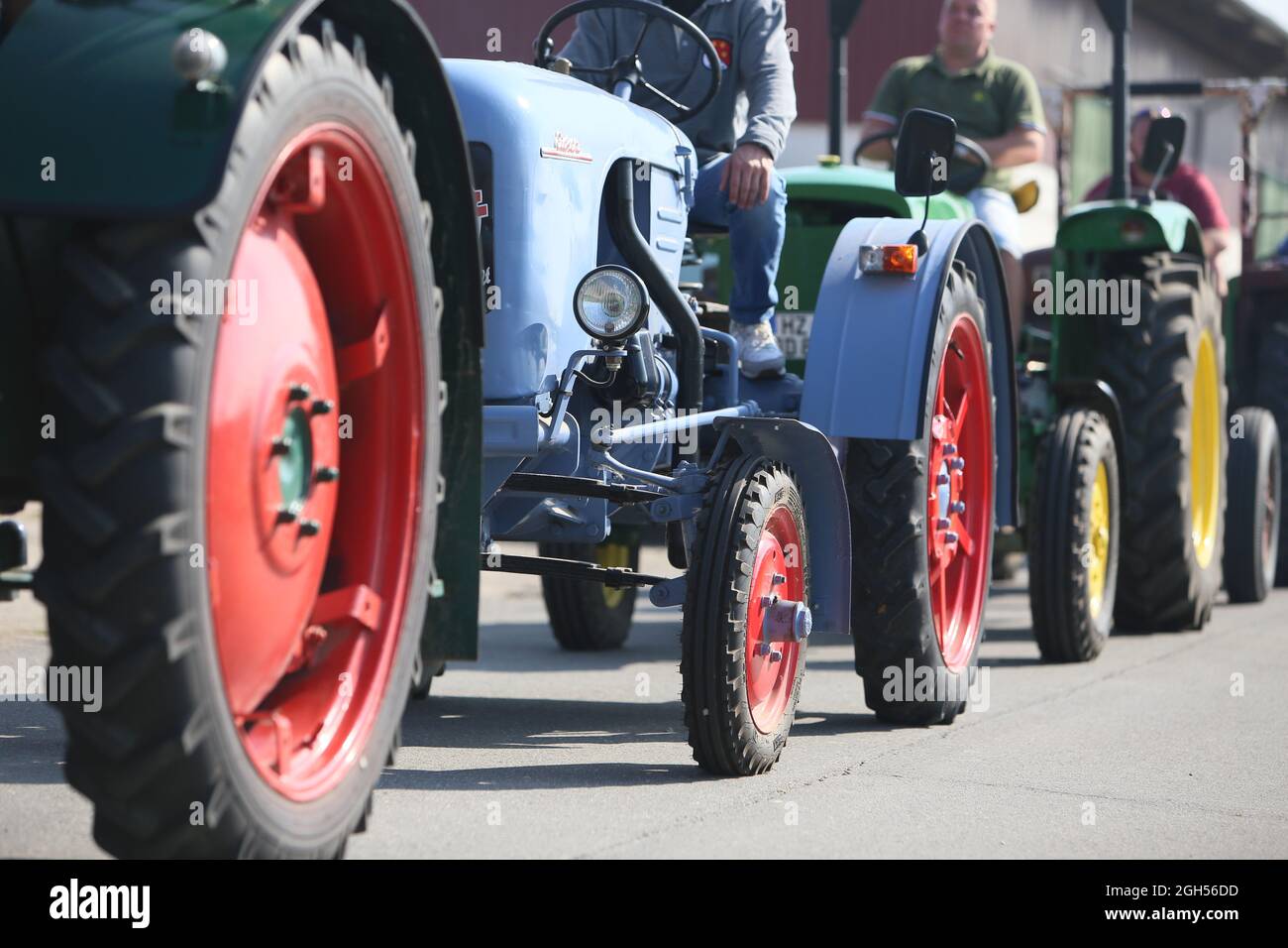  Foto zu Harsleben, Germany. 05th Sep, 2021. Vintage car enthusiasts line up 