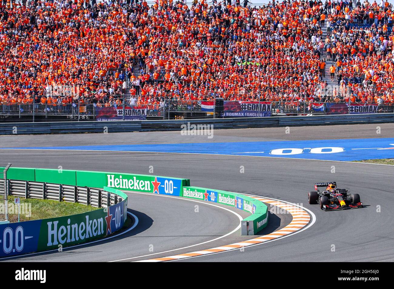 Kalmerend zwak telex ZANDVOORT, NETHERLANDS - SEPTEMBER 4: Fans and supporters in mostly orange  suits watching Max Verstappen during the Qualification of F1 Grand Prix of  The Netherlands at Circuit Zandvoort on September 4, 2021