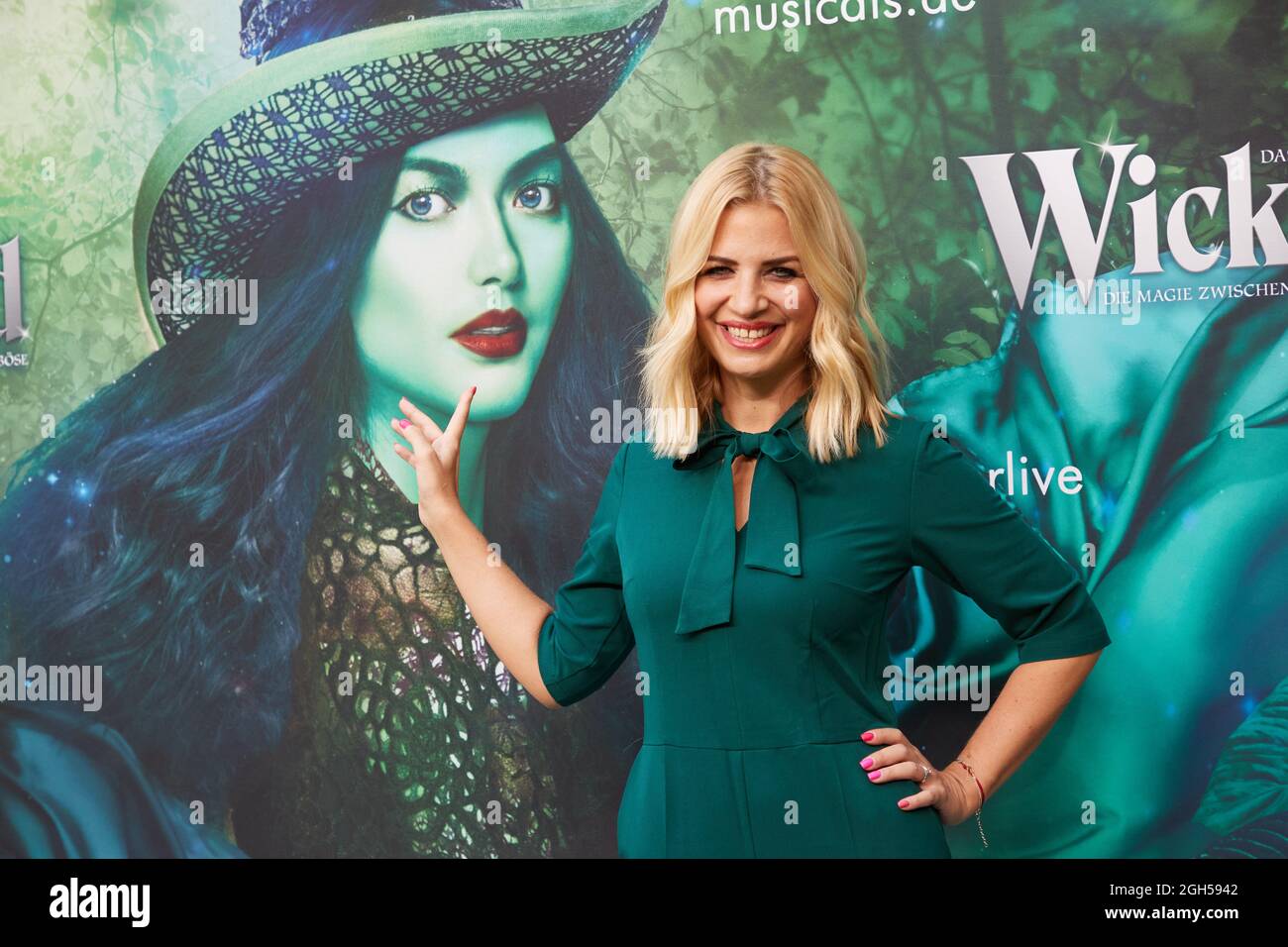 Hamburg, Germany. 05th Sep, 2021. Susan Sideropoulos, actress, arrives at the premiere of the musical 'Wicked at the Stage Theater Neue Flora. With the new production of the Broadway musical, Stage Entertainment opened its first theater after the one and a half year Corona break. Credit: Georg Wendt/dpa/Alamy Live News Stock Photo
