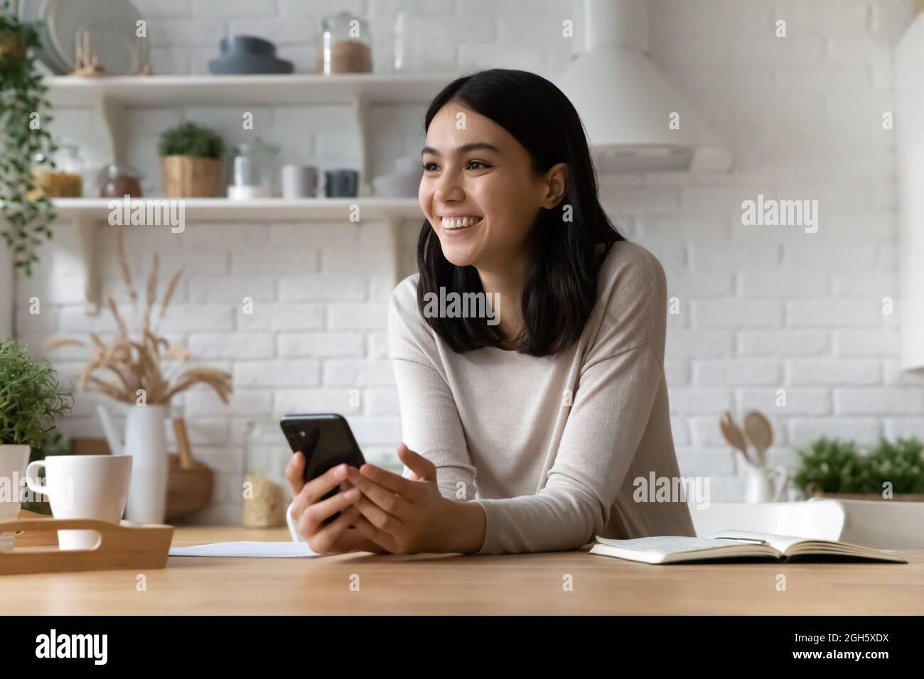 Vietnamese woman young modern hi-res stock photography and images - Alamy